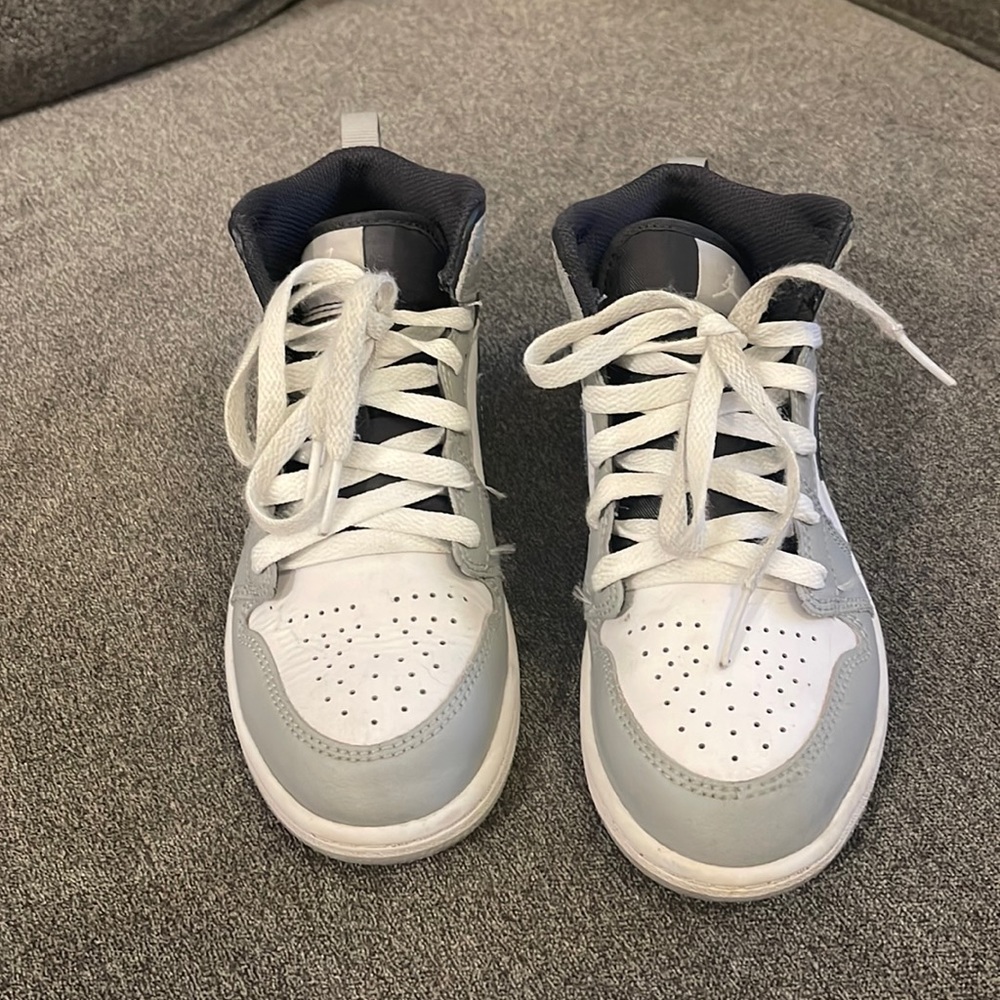 Youth Jordan 1 Mids in while, grey and black size 2Y
